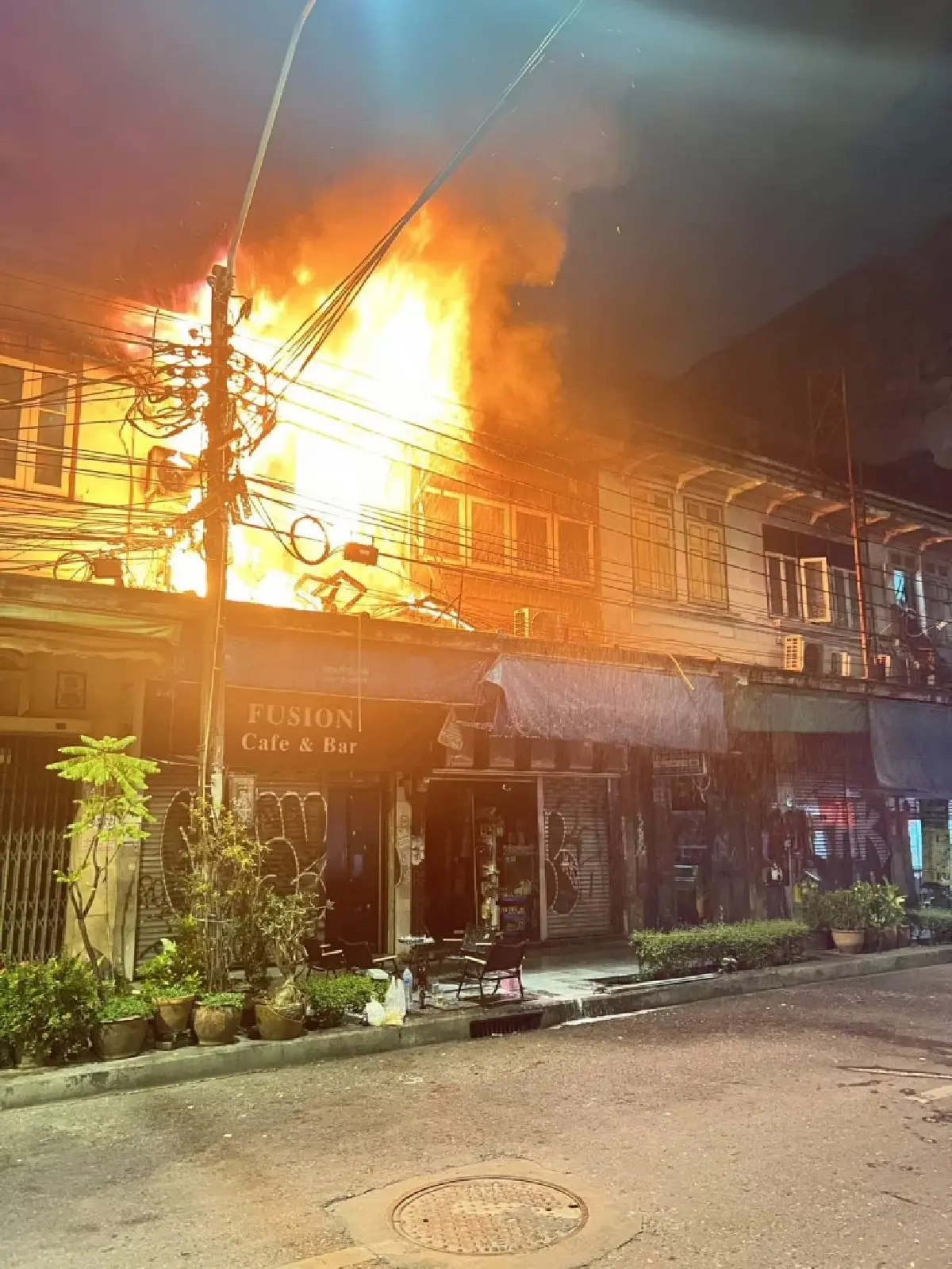 เกิดเหตุ ไฟไหม้บ้านเรือนประชาชน ซอยสามเสน 2 เพลิงโหมชั้น 2 วอดหนัก