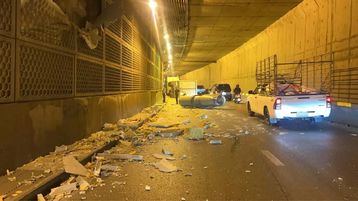 รถพ่วงชนอุโมงค์กรุงเทพกรีฑาขาออก ท่อระบายอากาศร่วง รถติดหนัก