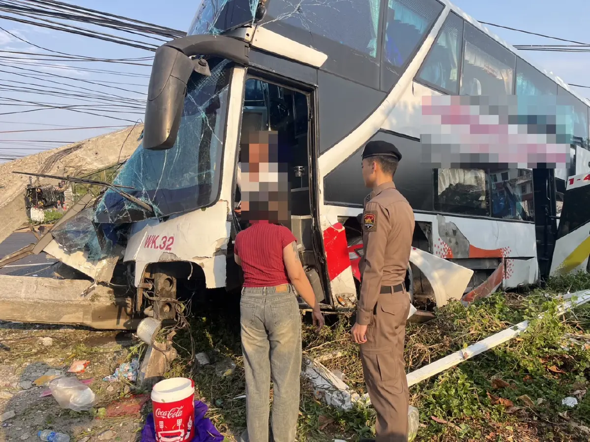 ด่วน รถทัวร์เสียหลักชนเสาไฟ หัก 2 ท่อน ที่เพชรบุรี บาดเจ็บอื้อ