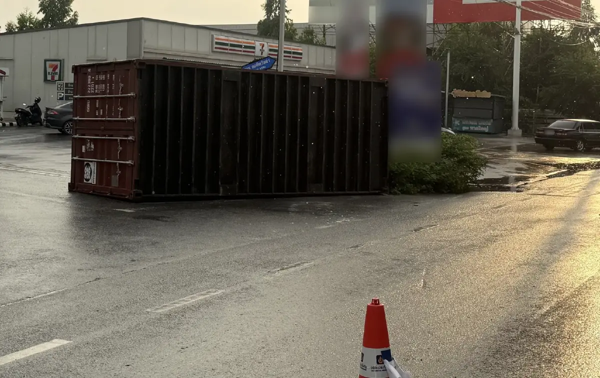 งานเข้ารถติด รถบรรทุก เสียหลักปีนขอบสะพานกลับรถ ถ.เทพรัตน กม.24