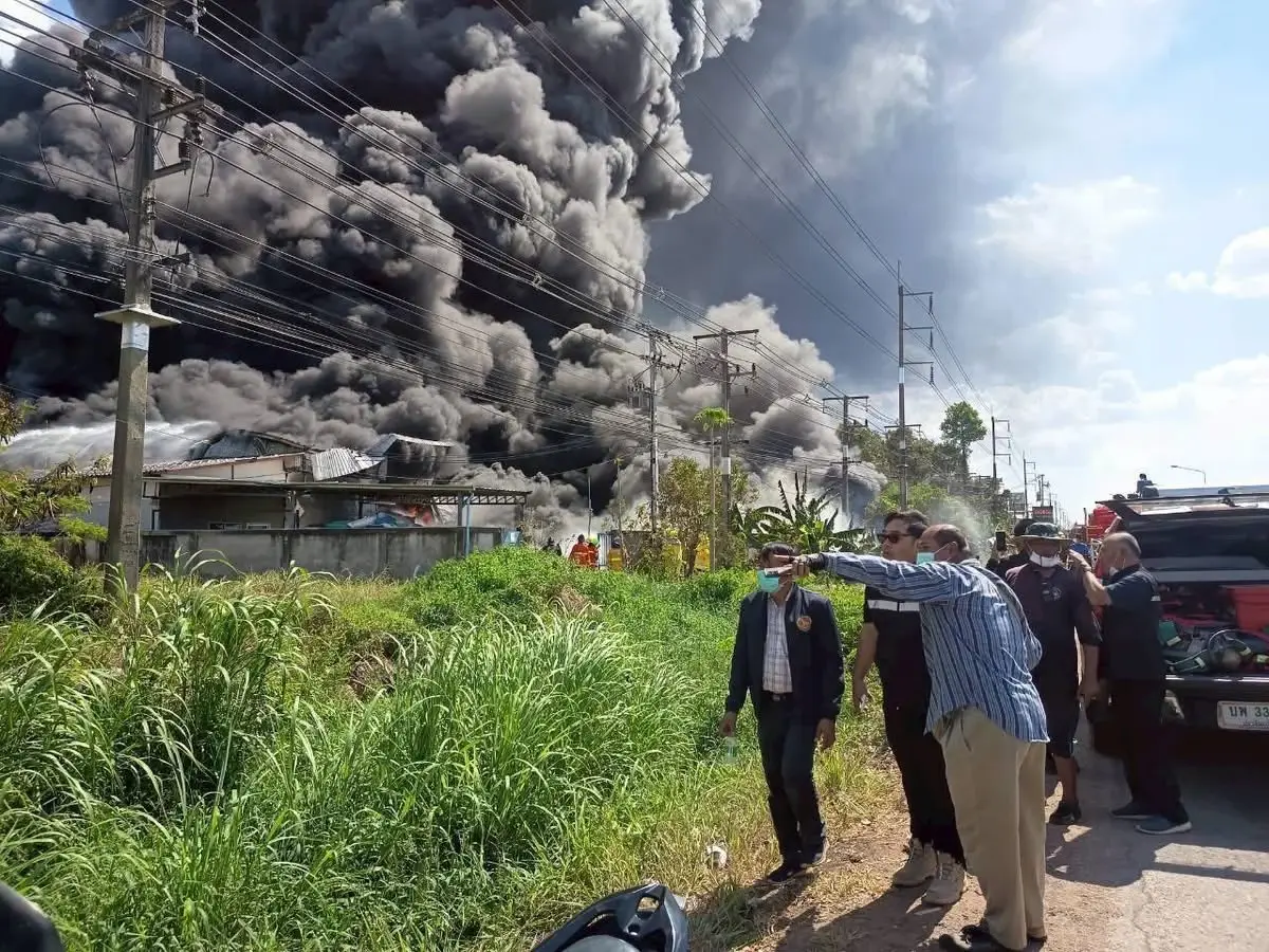 'ธนกร' สั่งหยุดกิจการ! เหตุเพลิงไหม้โรงงานรีไซเคิลปราจีนฯ 2 แห่ง คาดเสียหาย 20 ล้าน