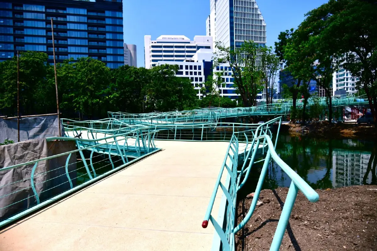 'สะพานเขียว' เชื่อมสวนลุมพินี-สวนเบญจกิติ เตรียมเปิดใช้ 1 พ.ค.นี้