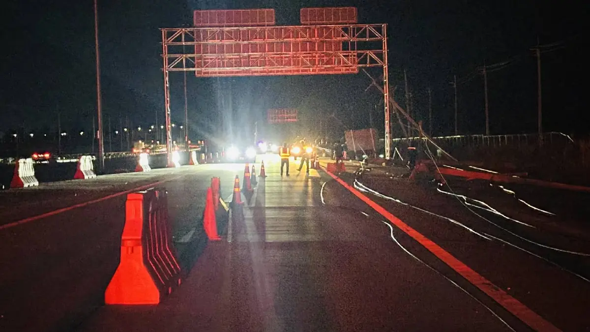 พายุฤดูร้อนถล่มโคราช เสาไฟล้มขวางมอเตอร์เวย์ M6 ด่านขามทะเลสอ