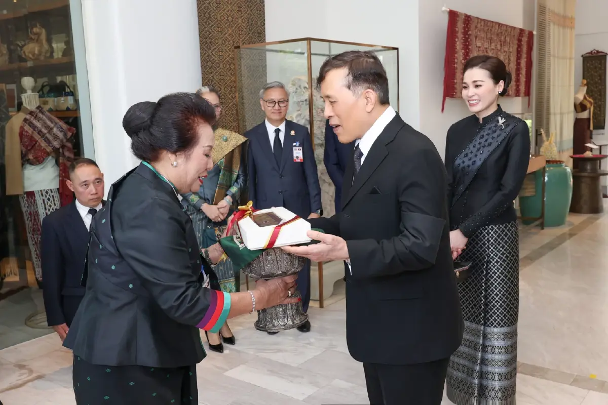 ในหลวง-พระราชินี เสด็จฯ เยือนสาธารณรัฐประชาธิปไตยประชาชนลาวอย่างเป็นทางการ เป็นวันที่สอง