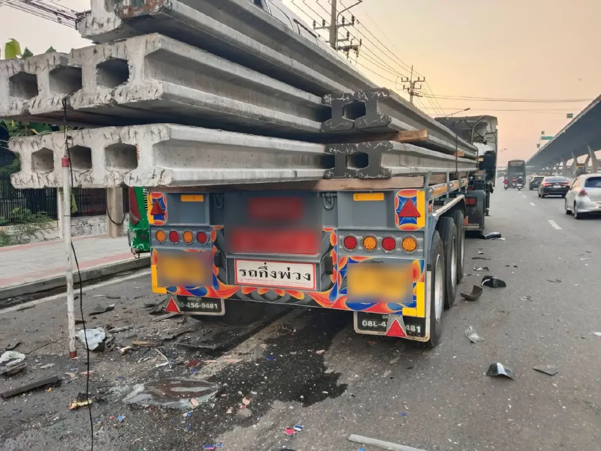 ด่วน ถนนบางนา-ตราด รถติดมาก รถบรรทุกชนรถบัสหลายคัน กม.32 ขาออก