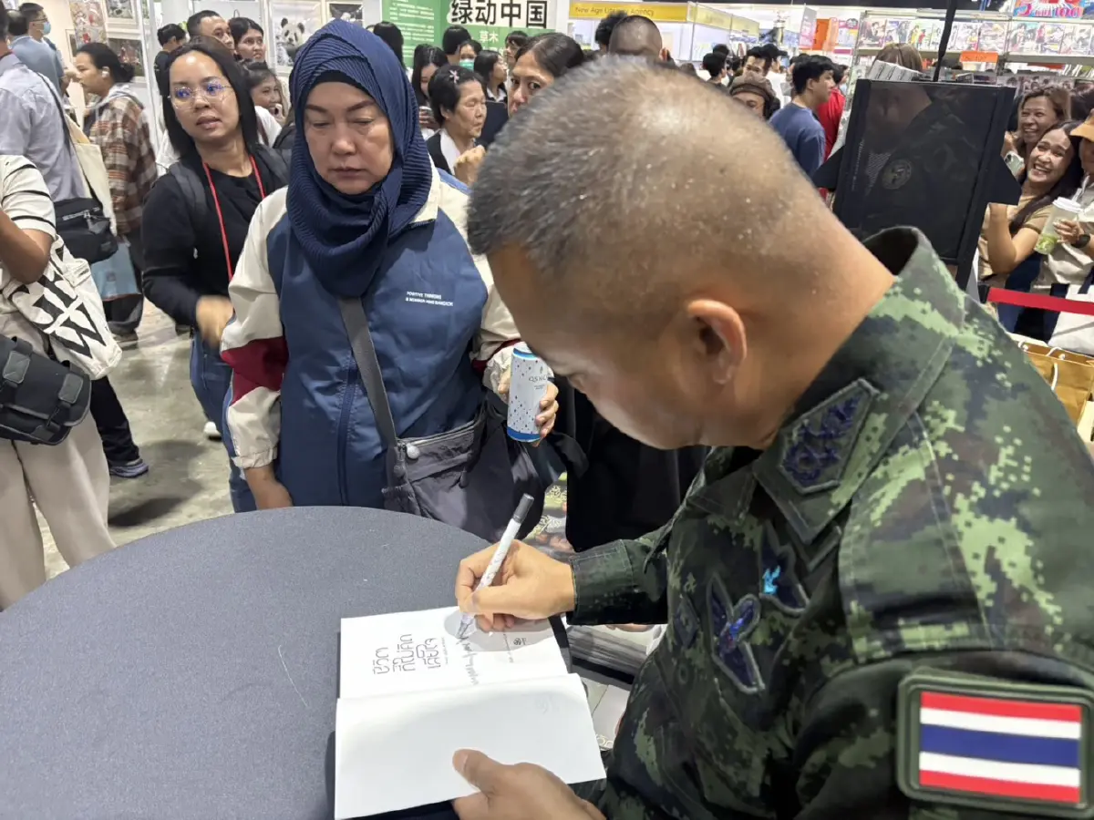 'แม่ทัพกุ้ง'เปิดตัวหนังสือเล่มแรก FC แห่ขอลายเซ็น สัปดาห์หนังสือแห่งชาติ