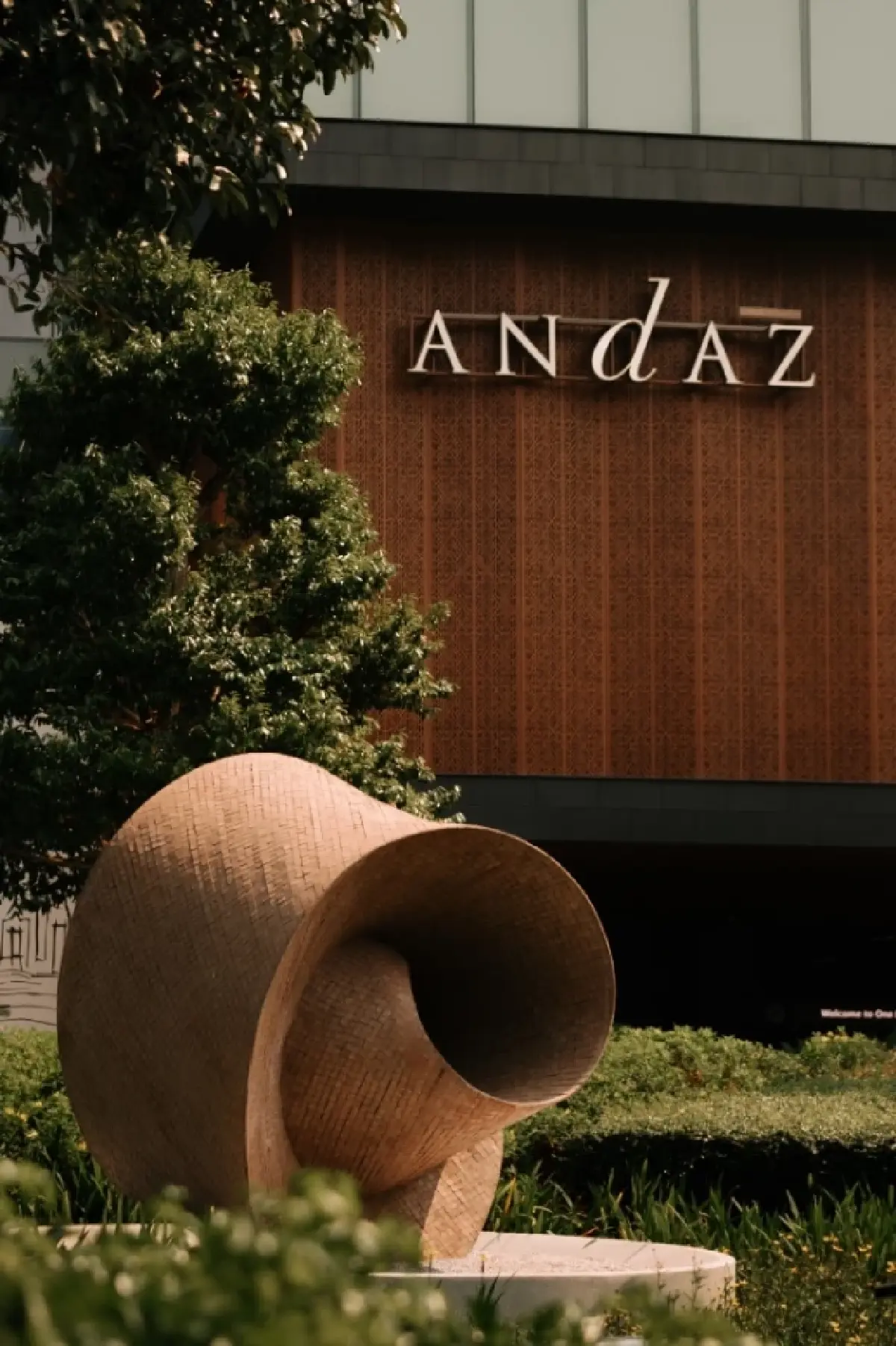Andaz One Bangkok : ดีไซน์ ศิลปะ เสน่ห์ 'ถนนวิทยุ' ในรูปแบบโรงแรม