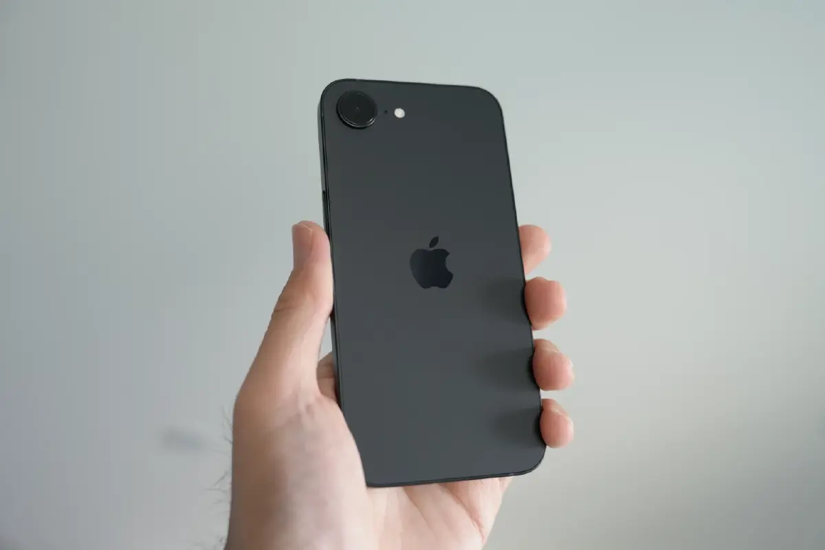 แกะกล่องรีวิว 'iPhone 17e' ไอโฟนรุ่นคุ้มค่าที่สุดแห่งปี 2026