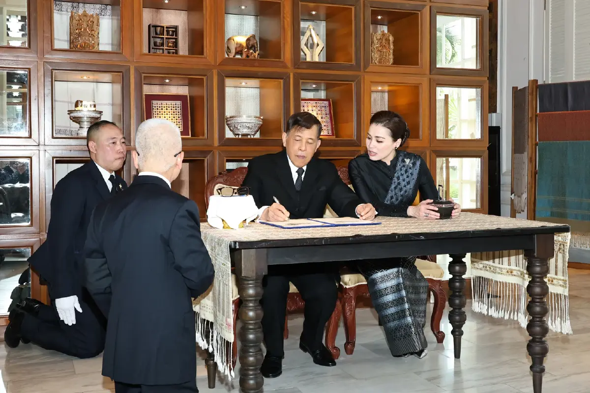 ในหลวง-พระราชินี เสด็จฯ เยือนสาธารณรัฐประชาธิปไตยประชาชนลาวอย่างเป็นทางการ เป็นวันที่สอง