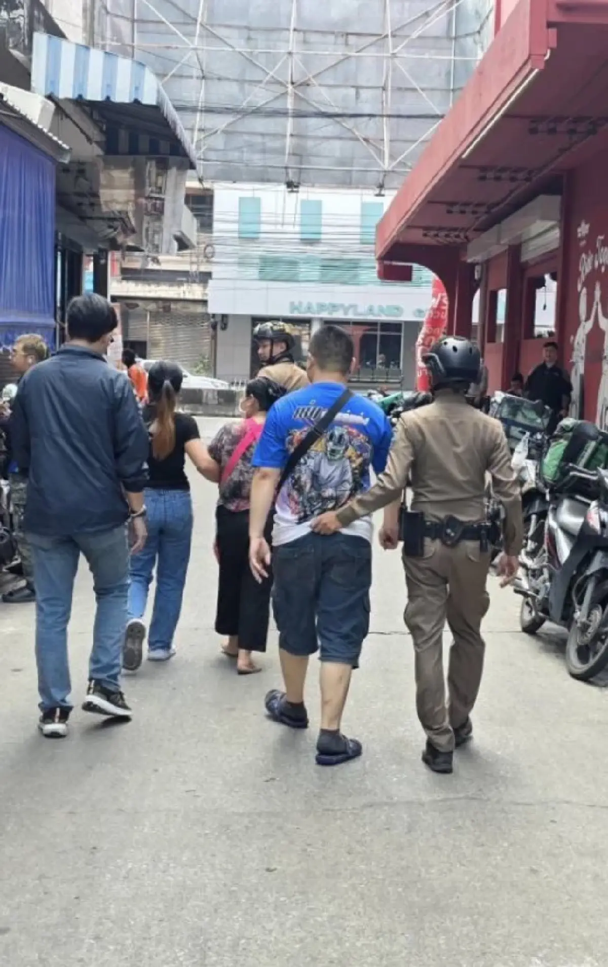 รอง ผอ.รมน.กทม. จับ ต่างด้าวลักลอบเข้าเมือง มั่วสุมย่านคลองจั่น