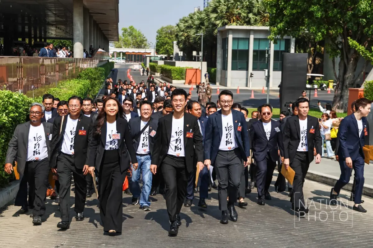 โดดเดี่ยว เซาะกร่อน ‘ปชน.’ ฝ่ายค้าน 3 เส้า แตกยับแยกกันรบ