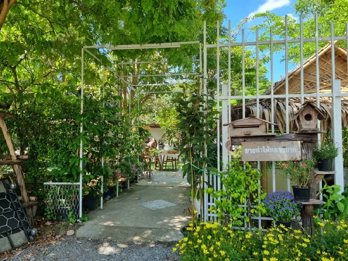 ชิมขนมไทย ‘ยายทำให้หลานขาย’ ชม ‘พระแม่ธรณีสวยที่สุด’ ที่นนทบุรี