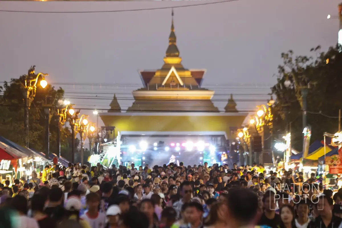 ม่วนกุ๊บ สงกรานต์ถนนข้าวเหนียว 2569 แห่เล่นน้ำ คลื่นมนุษย์ คึกคัก