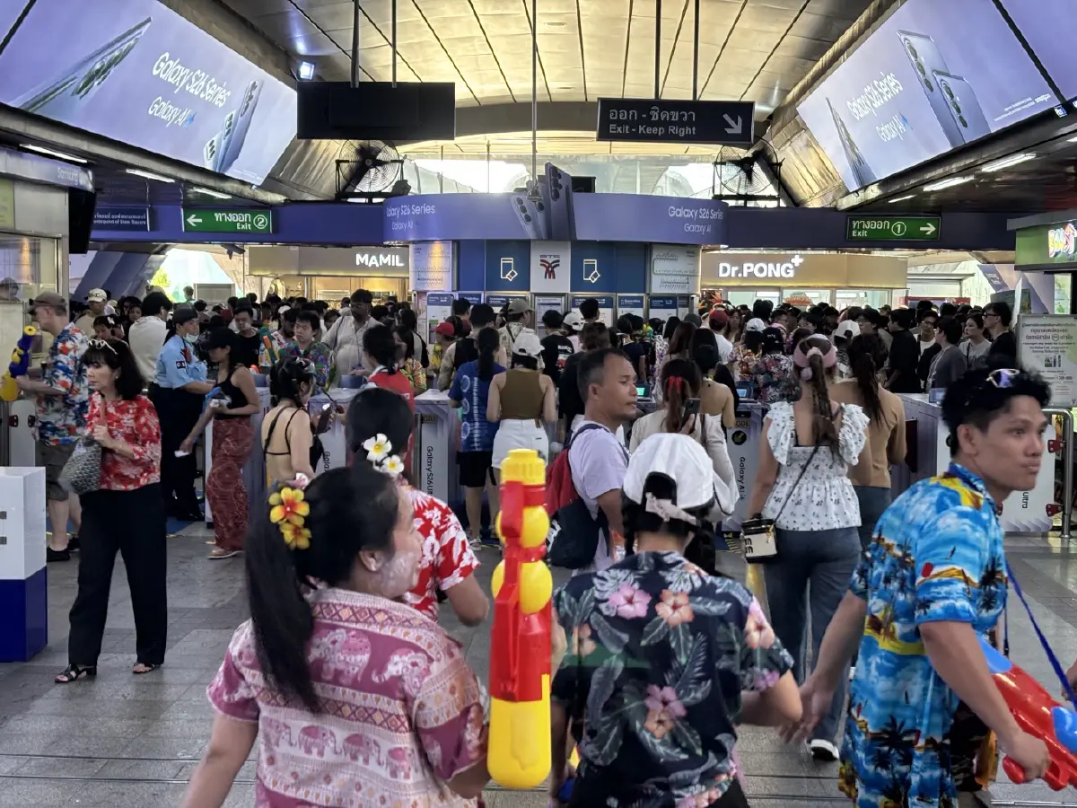 สถิติคนขึ้นรถไฟฟ้า สงกรานต์ 2569 พุ่ง 11% เล่นน้ำสีลม สยาม ไอคอนสยาม