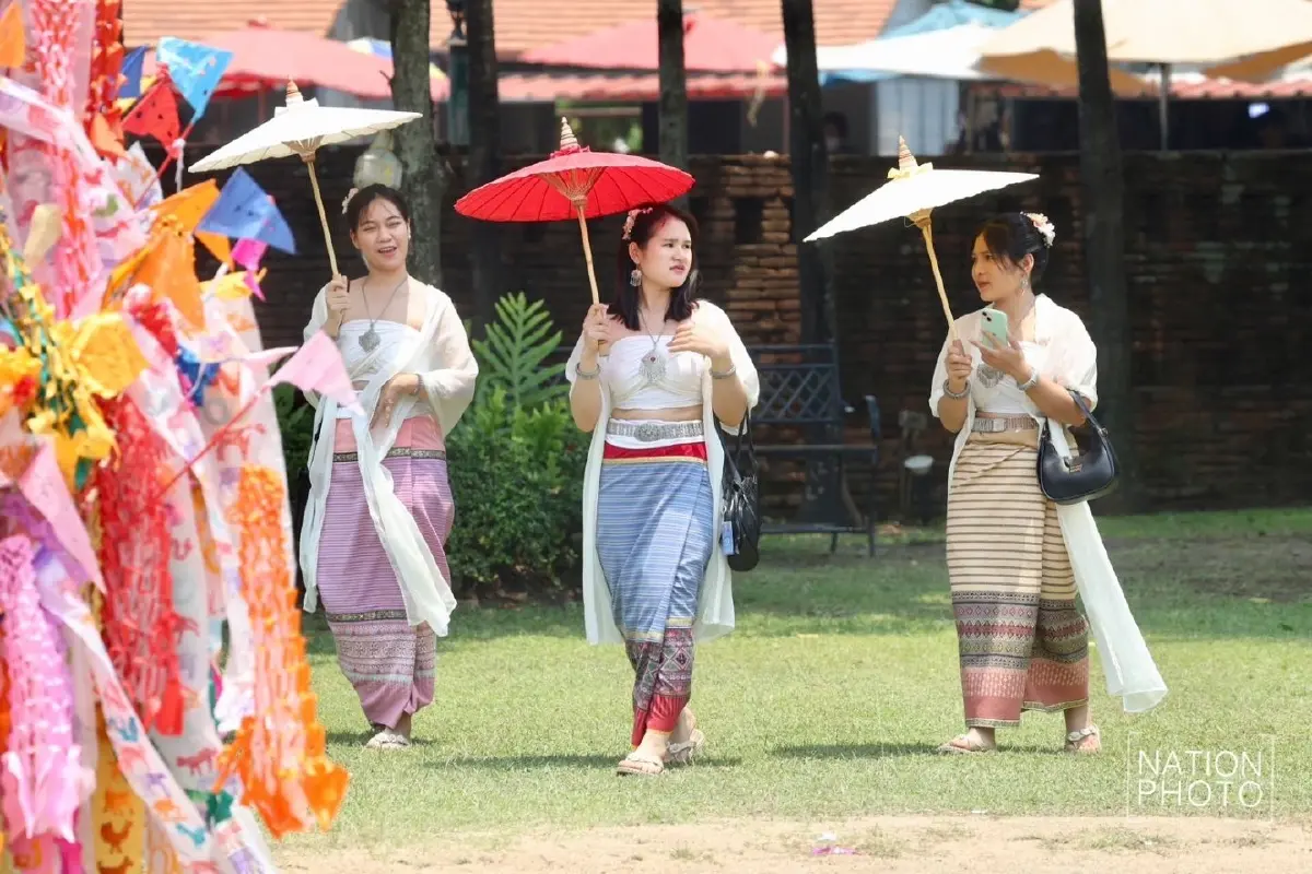 ควันหลงสงกรานต์ แห่แต่งชุดล้านนาถ่ายรูป 'วัดต้นเกว๋น' เชียงใหม่ ตามรอยละครดัง