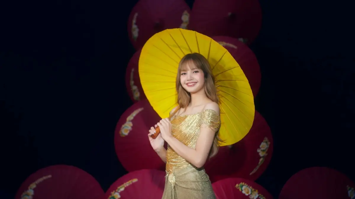 เปิดเบื้องหลังลุคแฟชั่น 'LISA x ททท.' ให้วิถีไทยเฉิดฉายบนเวทีโลก