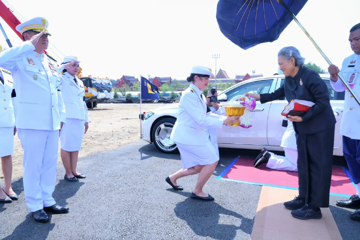 กรมสมเด็จพระเทพฯ ทรงประกอบพิธียกเสาพระเมรุมาศ ในการพระราชพิธีถวายพระเพลิงพระบรมศพฯ