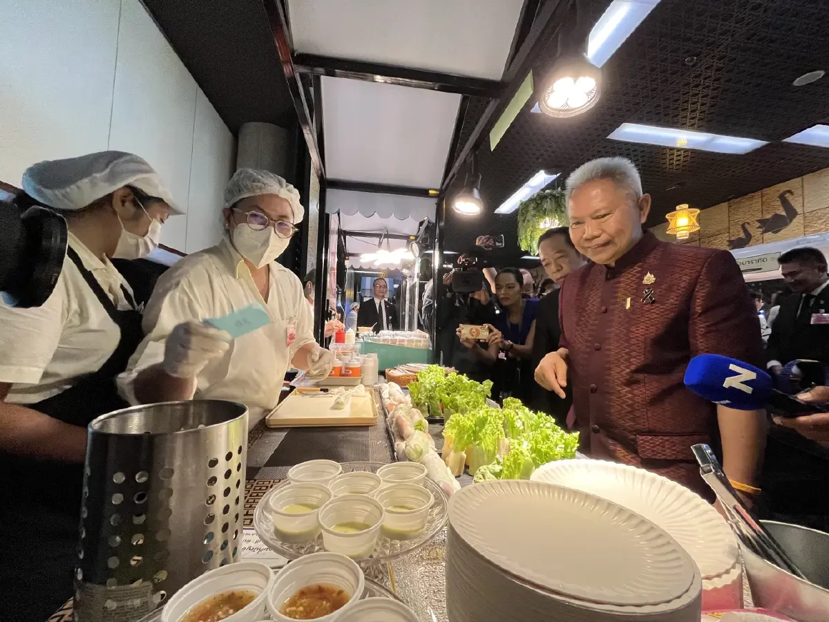 'โสภณ' พาทดสอบระบบจำหน่ายอาหาร ก่อนให้ สส. ซื้อเอง สัปดาห์หน้า