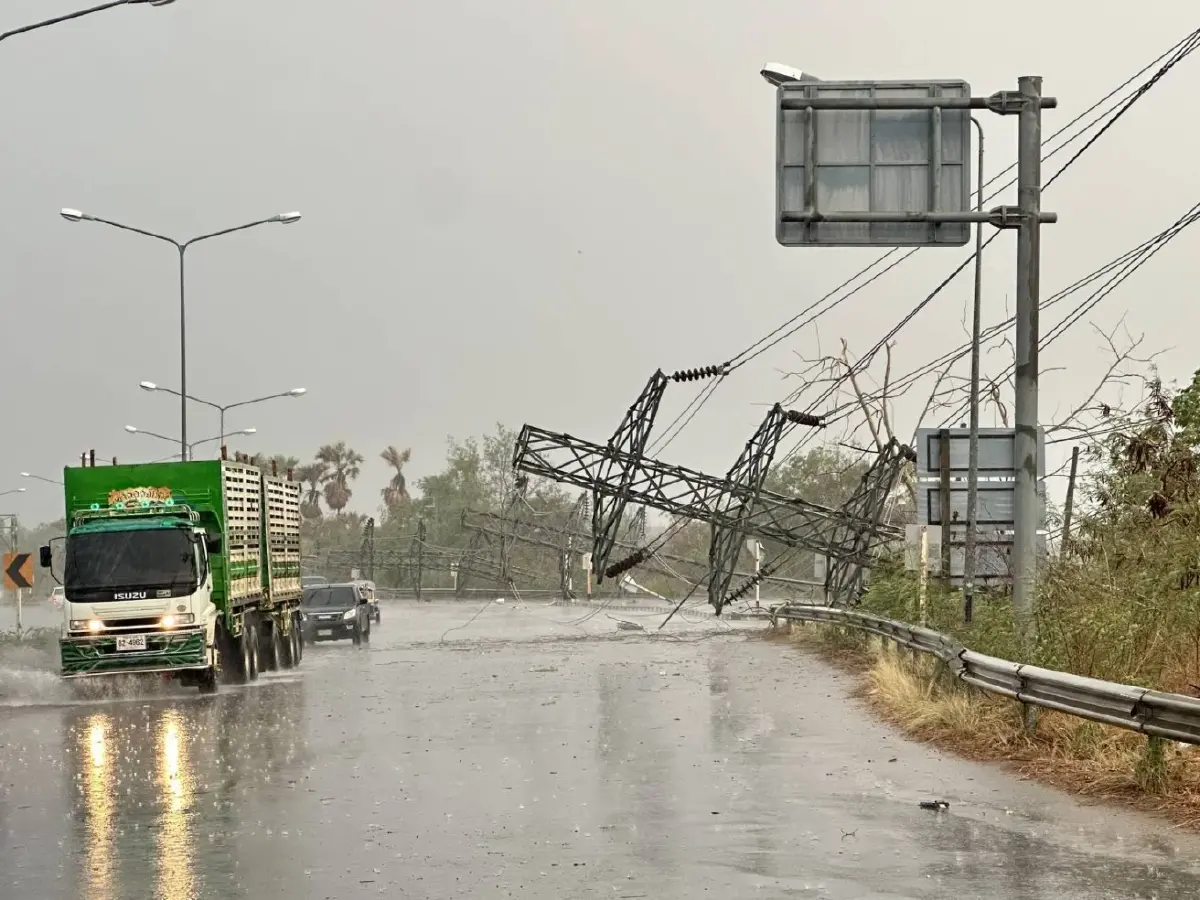 พายุฤดูร้อนถล่ม ลมกระโชกแรง 'เสาไฟฟ้าแรงสูง' ล้ม 8 ต้น ขวางถนนกบินทร์บุรี