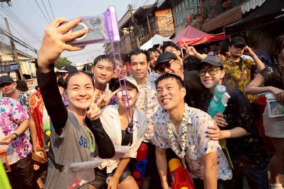 'เท้ง' แอ่วเหนือ ดาวกระจาย สส.ปชน.ฉลองสงกรานต์-ให้กำลังใจ ปชช.