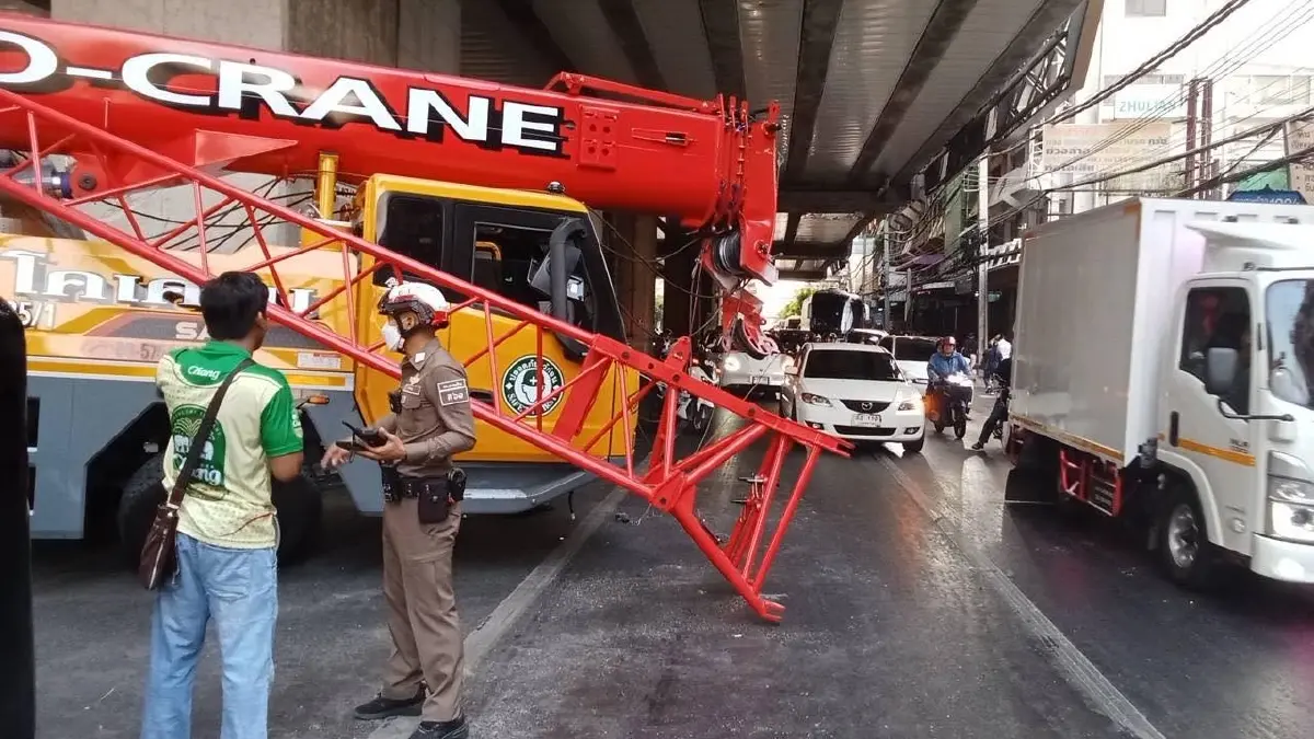 เลี่ยงด่วน รถติดมาก รถบรรทุกกับรถเครน ชนกัน กลางแยกลาดพร้าว 101