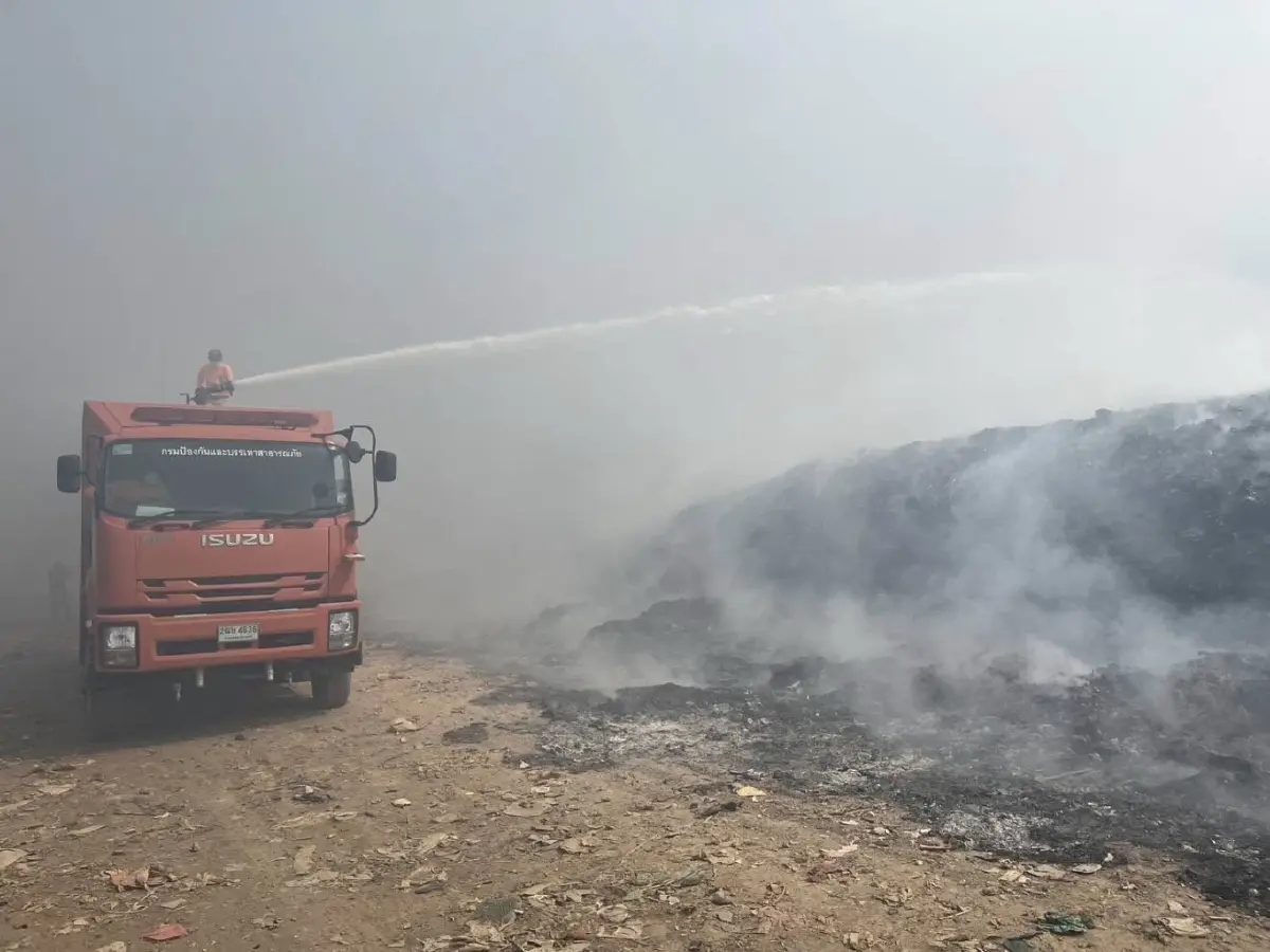 ไฟไหม้บ่อขยะเกาะแต้ว สงขลา ล่าสุดคุมได้ในวงจำกัด ระดมฉีดน้ำต่อเนื่องสกัดควัน