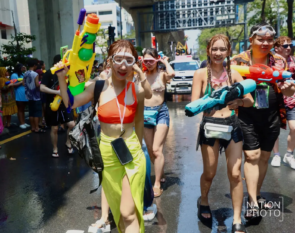 สีลมแตก แห่ห่มสไบเล่นน้ำสงกรานต์ 69 คึกคัก รับขบวน Wet Parade สุดอลังการ