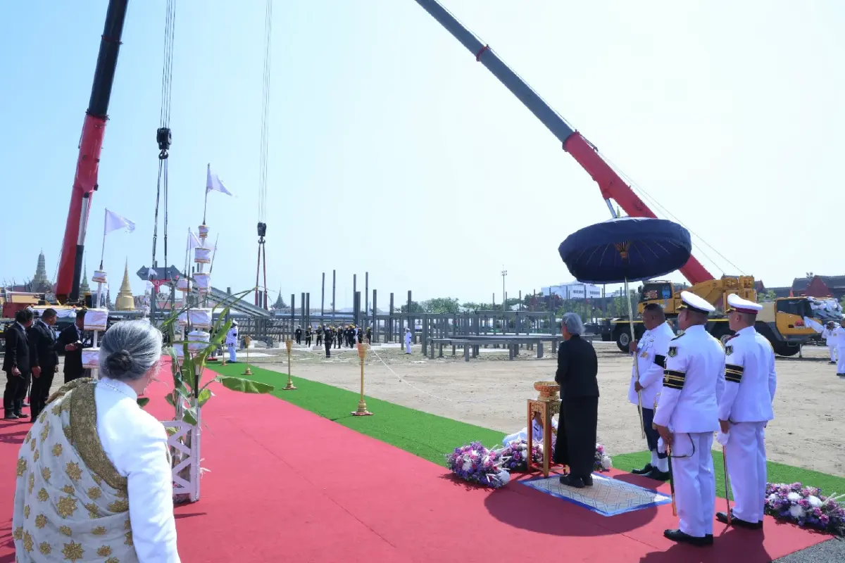 กรมสมเด็จพระเทพฯ ทรงประกอบพิธียกเสาพระเมรุมาศ ในการพระราชพิธีถวายพระเพลิงพระบรมศพฯ