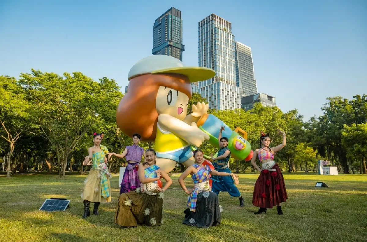 ครั้งแรก ลานเล่นน้ำสงกรานต์ Crybaby อาร์ตทอยยักษ์ในสวนลุมพินี