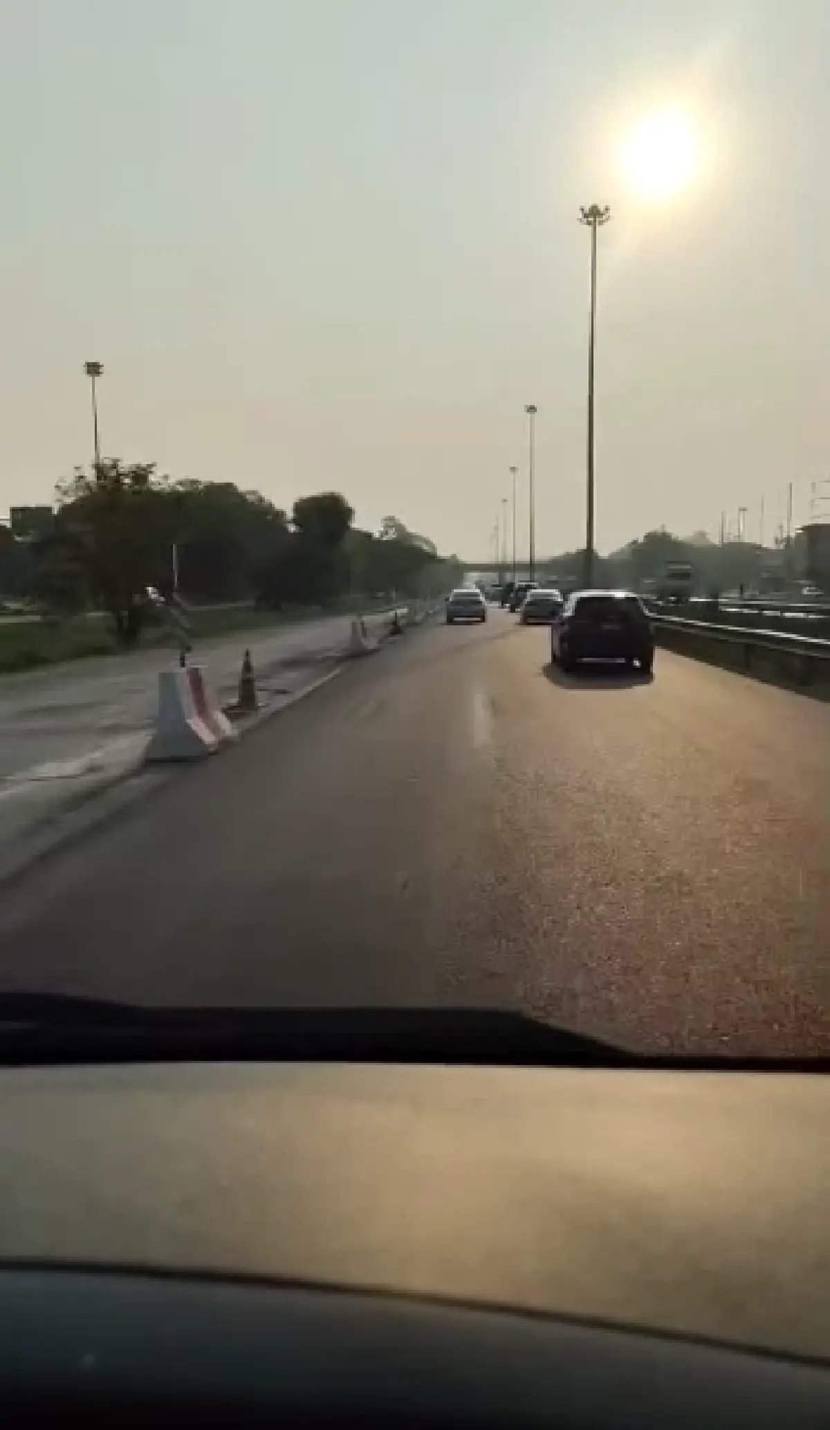 เลี่ยง ปิดถนนมิตรภาพ ขาออก กทม. เทปูนหน้าโลตัสปากช่อง วิ่งได้ 2 เลน