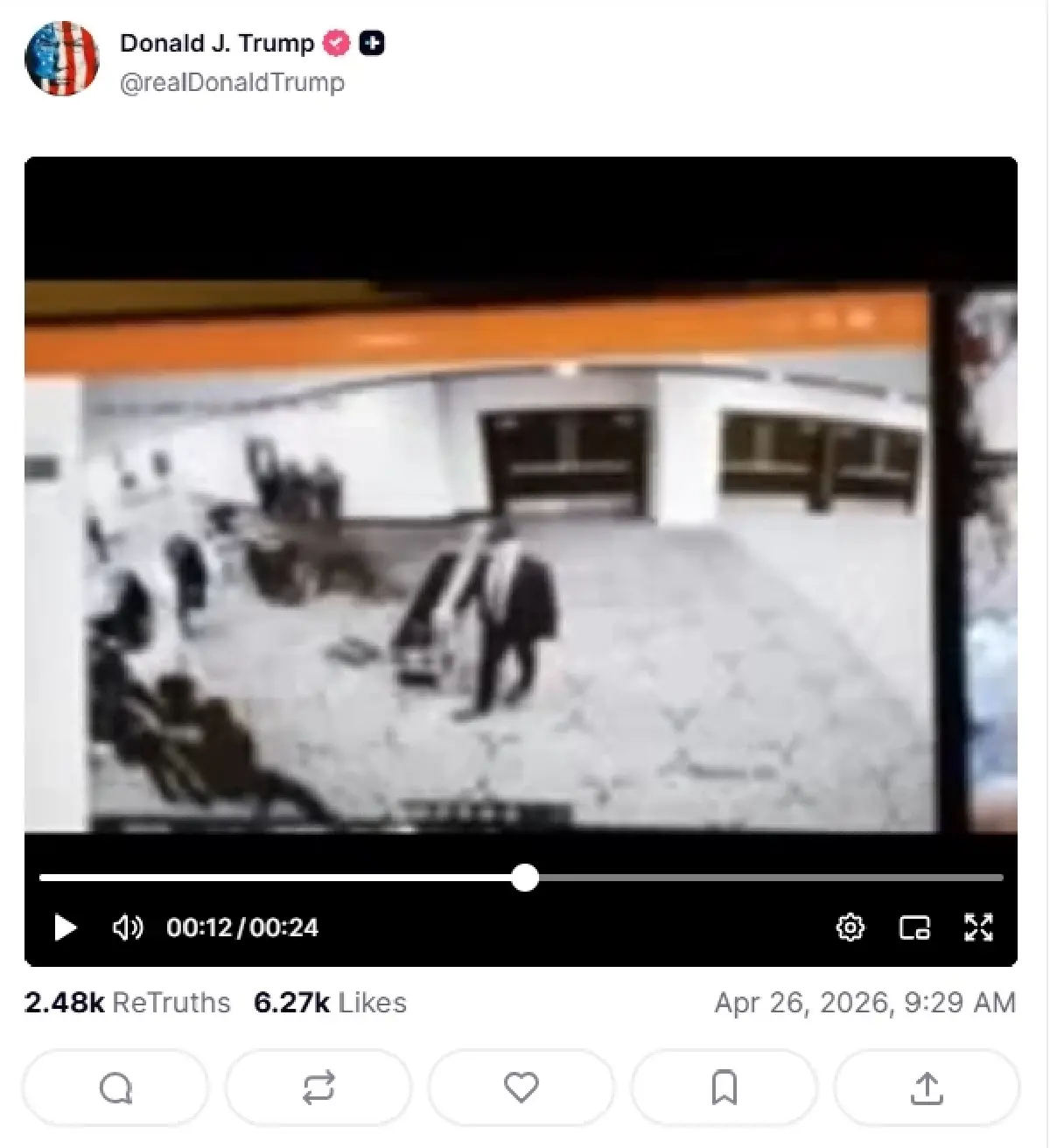 'ทรัมป์' โพสต์คลิปวินาทีคนร้ายวิ่งหนีเจ้าหน้าที่ ไวเหมือนเดอะแฟลช ก่อนโดนรวบ