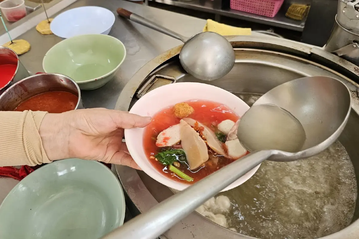 ‘5 ร้านก๋วยเตี๋ยวลูกชิ้นปลา’ อร่อยในดวงใจหมูหวานชวนชิม