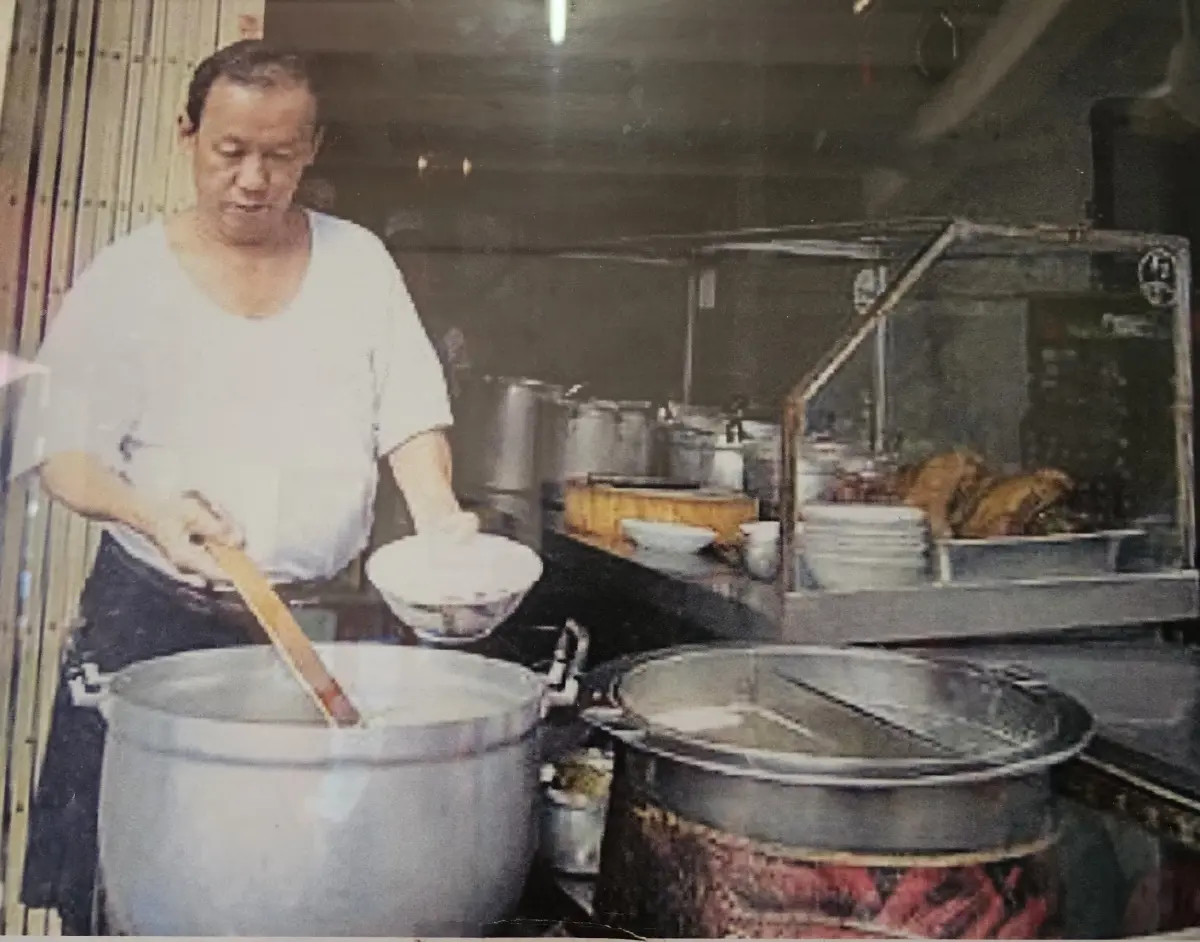 'ข้าวต้มเป็ดเฮียเนี้ยว' เจ้าเก่า 67 ปี วงเวียน 22 สู่ ตลาดนางเลิ้ง