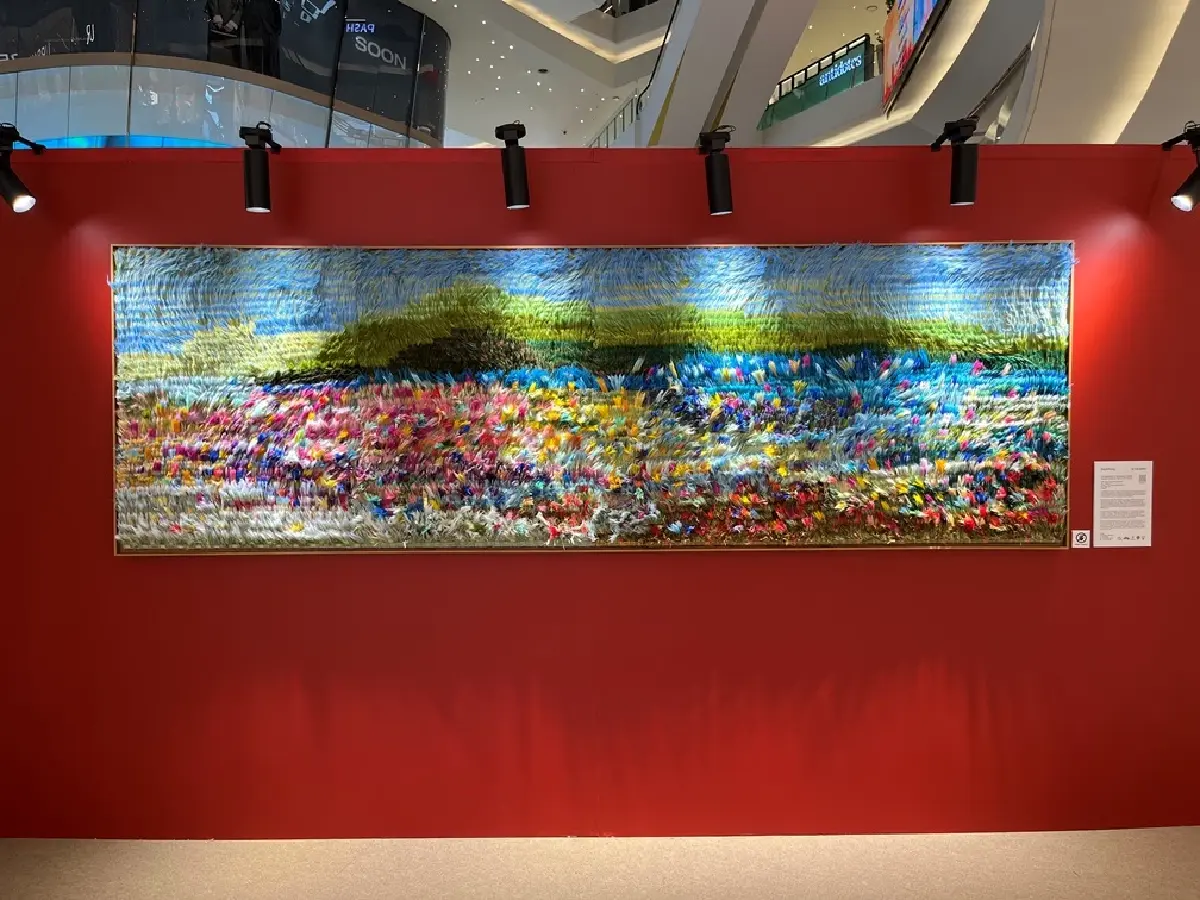 เปรม บัวชุม x ปัญญ์ปุริ คืนชีวิตใหม่ให้ขยะอุตสาหกรรมสิ่งทอบนผนัง