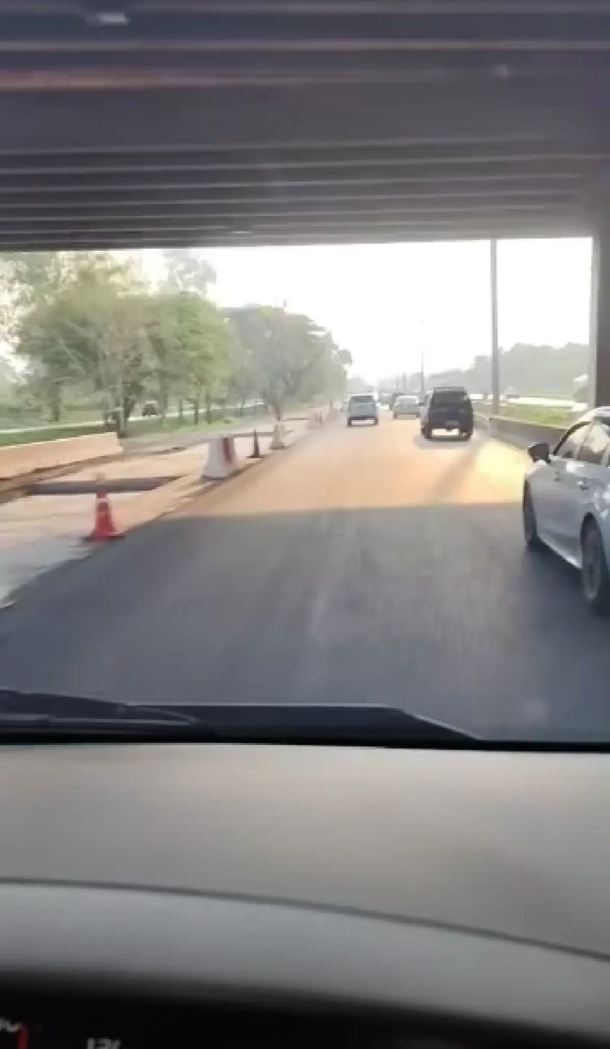 เลี่ยง ปิดถนนมิตรภาพ ขาออก กทม. เทปูนหน้าโลตัสปากช่อง วิ่งได้ 2 เลน