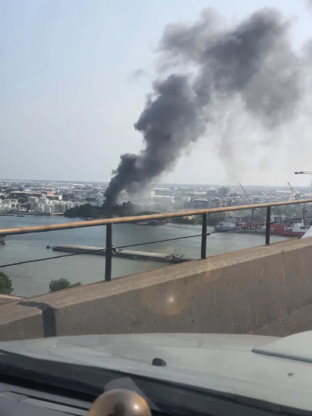 ไฟไหม้โรงงาน ซอยสุขสวัสดิ์ 51 ควันดำคลุ้งสะพานภูมิพล แนะเลี่ยงเส้นทาง