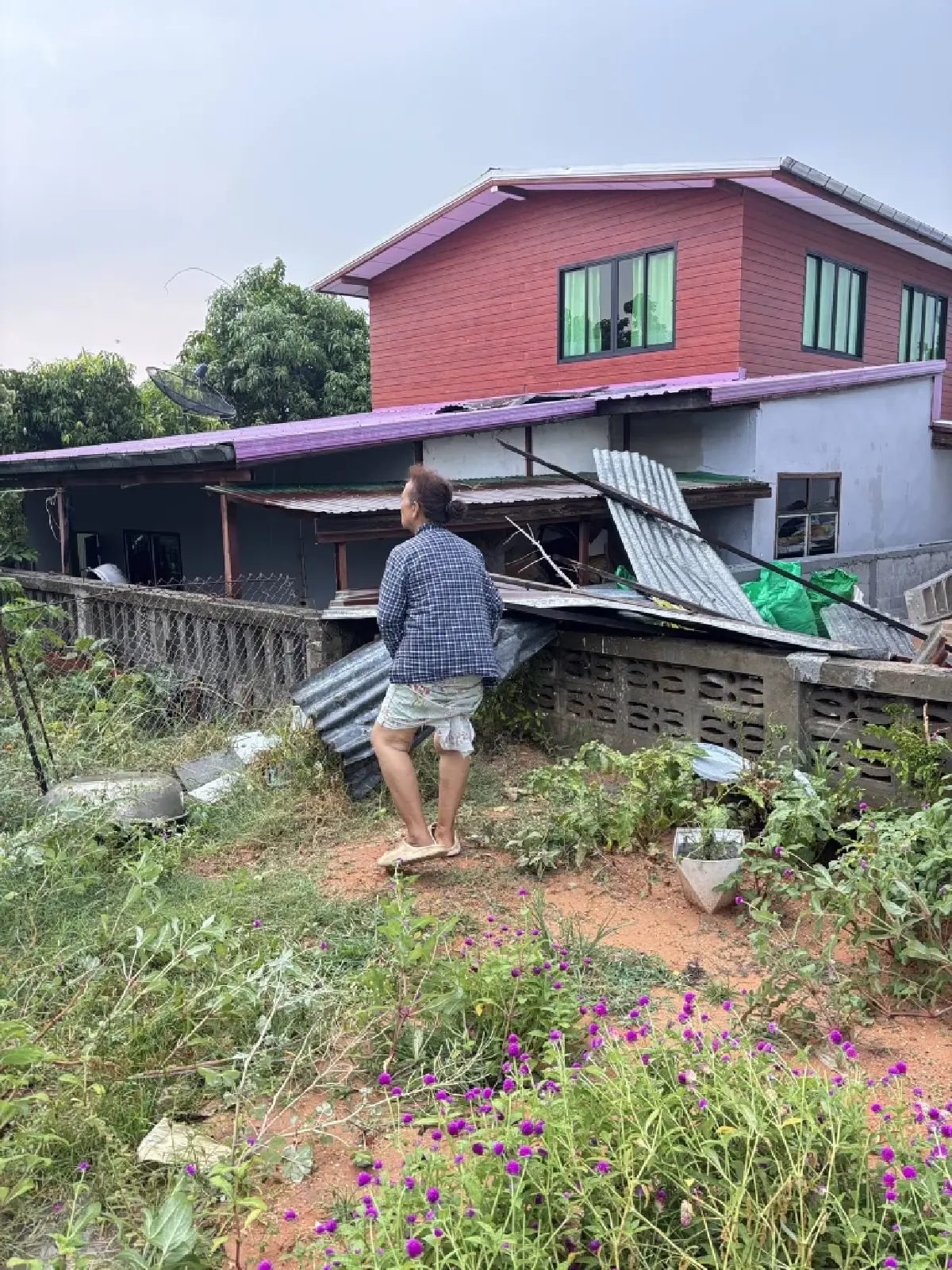 เริ่มแล้วพายุเข้าชัยภูมิ พายุฤดูร้อนถล่มบ้านค่าย สังกะสีปลิว