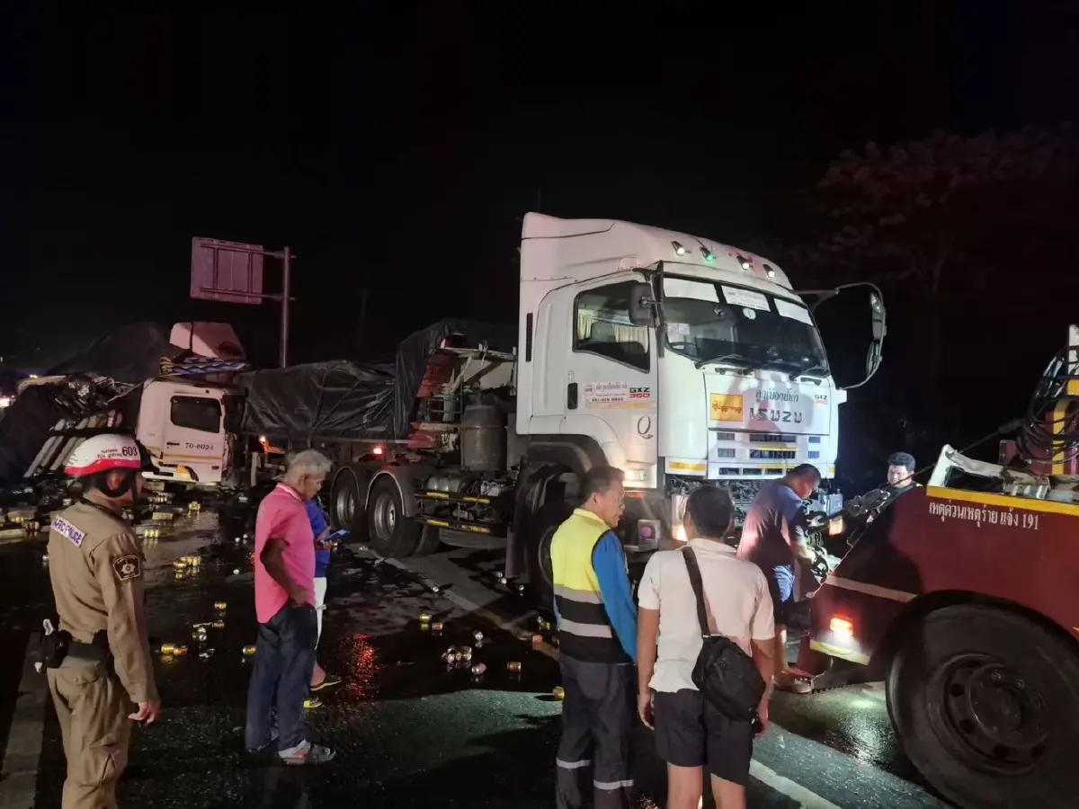 เทรลเลอร์ชนท้ายยับกลางดง ของหล่นเกลื่อนถนนมิตรภาพ รถติดหนึบ