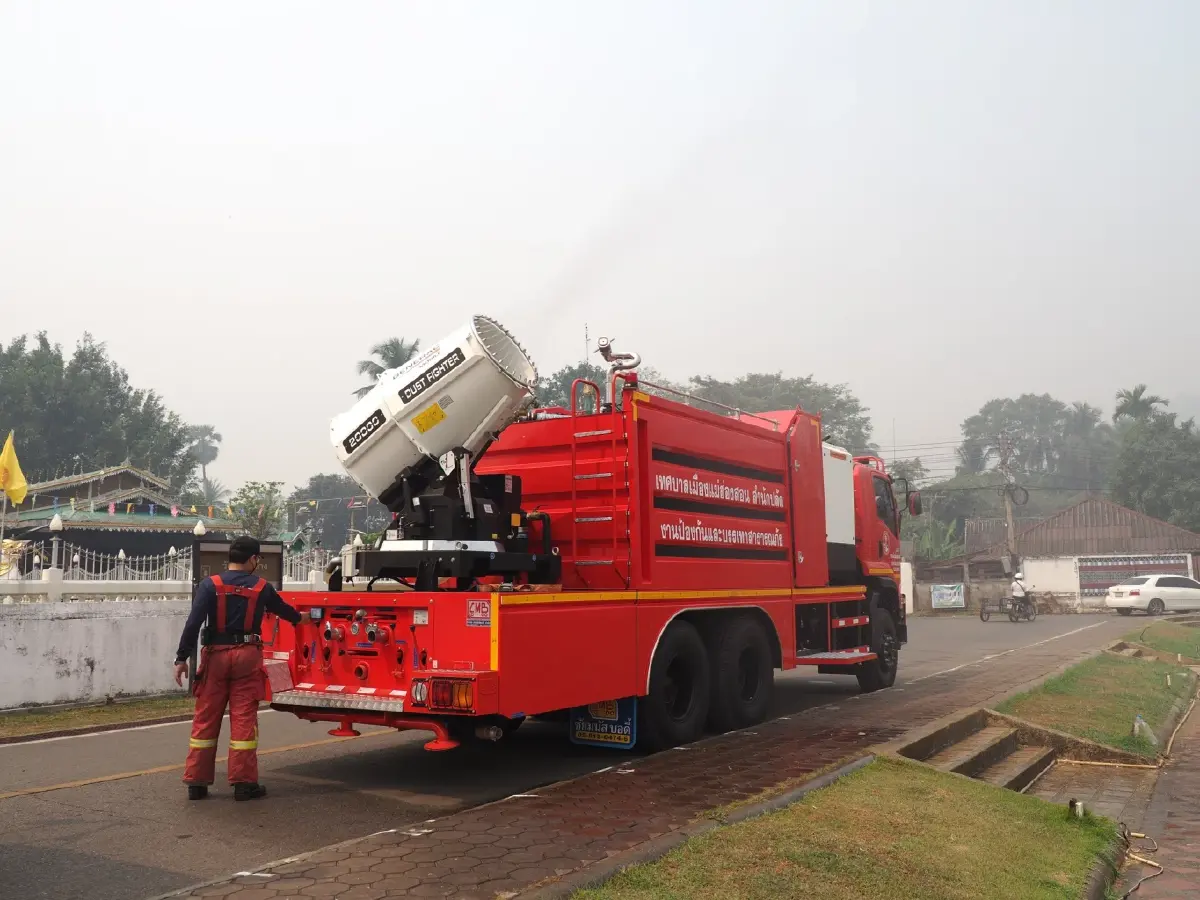 ฉีดพ่นละอองน้ำ เพิ่มความชุ่มชื้นในอากาศ ลดผลกระทบหมอกควันแม่ฮ่องสอน