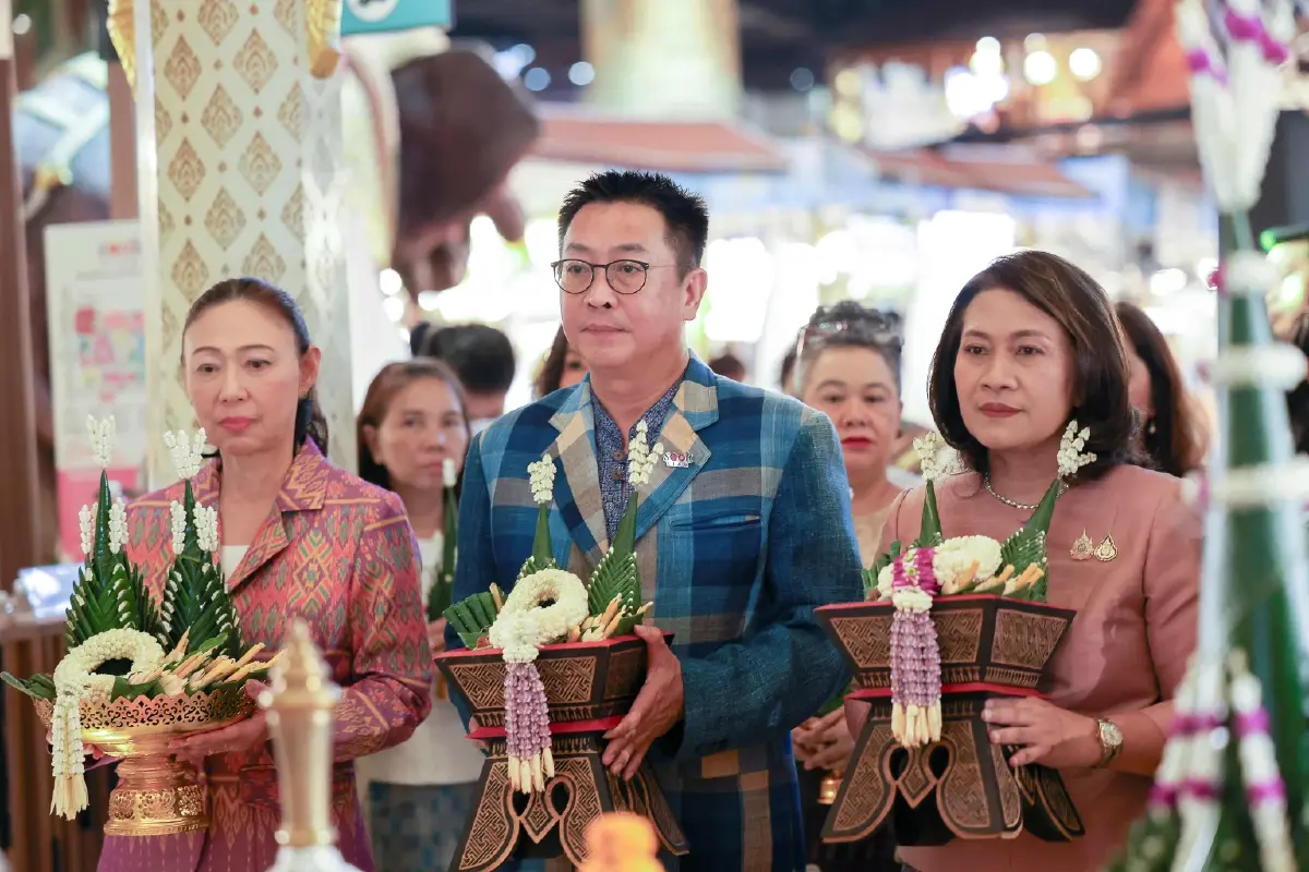 สักการะหลวงพ่อเงิน ฉลองปีใหม่ไทย ที่ เมืองสุขสยาม ไอคอนสยาม