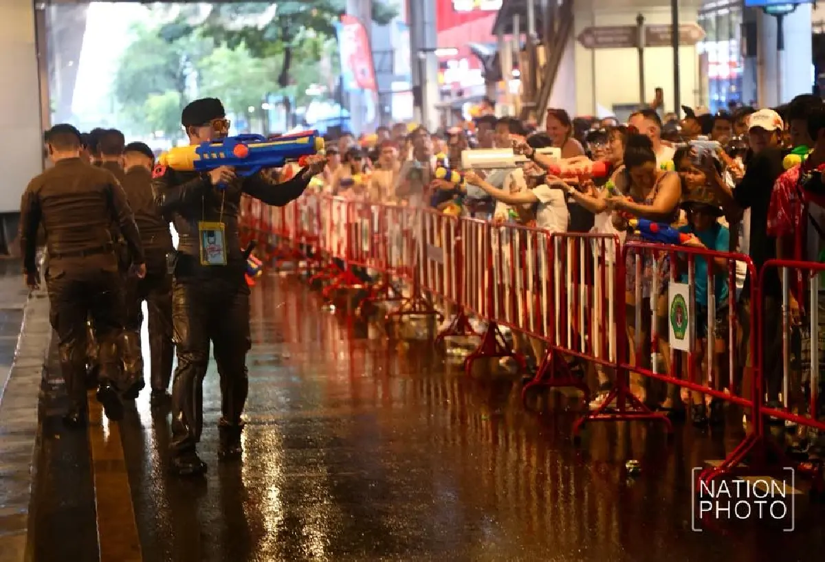 ประมวลภาพ สงกรานต์สีลม 2569 วันสุดท้าย คนไทย-ต่างชาติแห่เล่นน้ำทะลุ 2 แสนคน