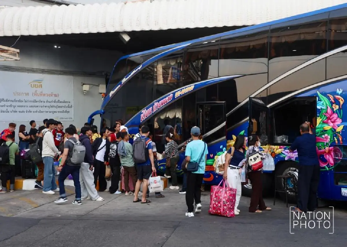 หมอชิต 2 คึกคัก ประชาชนแห่กลับภูมิลำเนาฉลองสงกรานต์ คาดเดินทางทะลุ 1.8 แสนคน