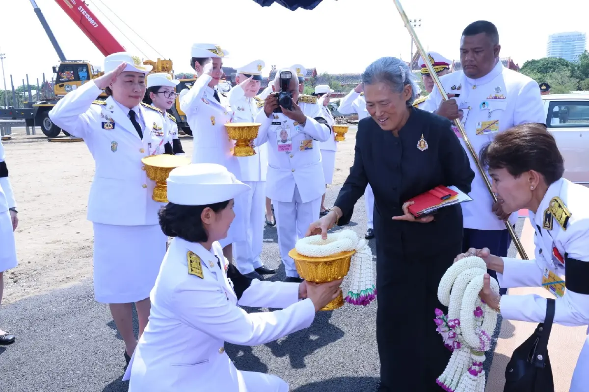 กรมสมเด็จพระเทพฯ ทรงประกอบพิธียกเสาพระเมรุมาศ ในการพระราชพิธีถวายพระเพลิงพระบรมศพฯ