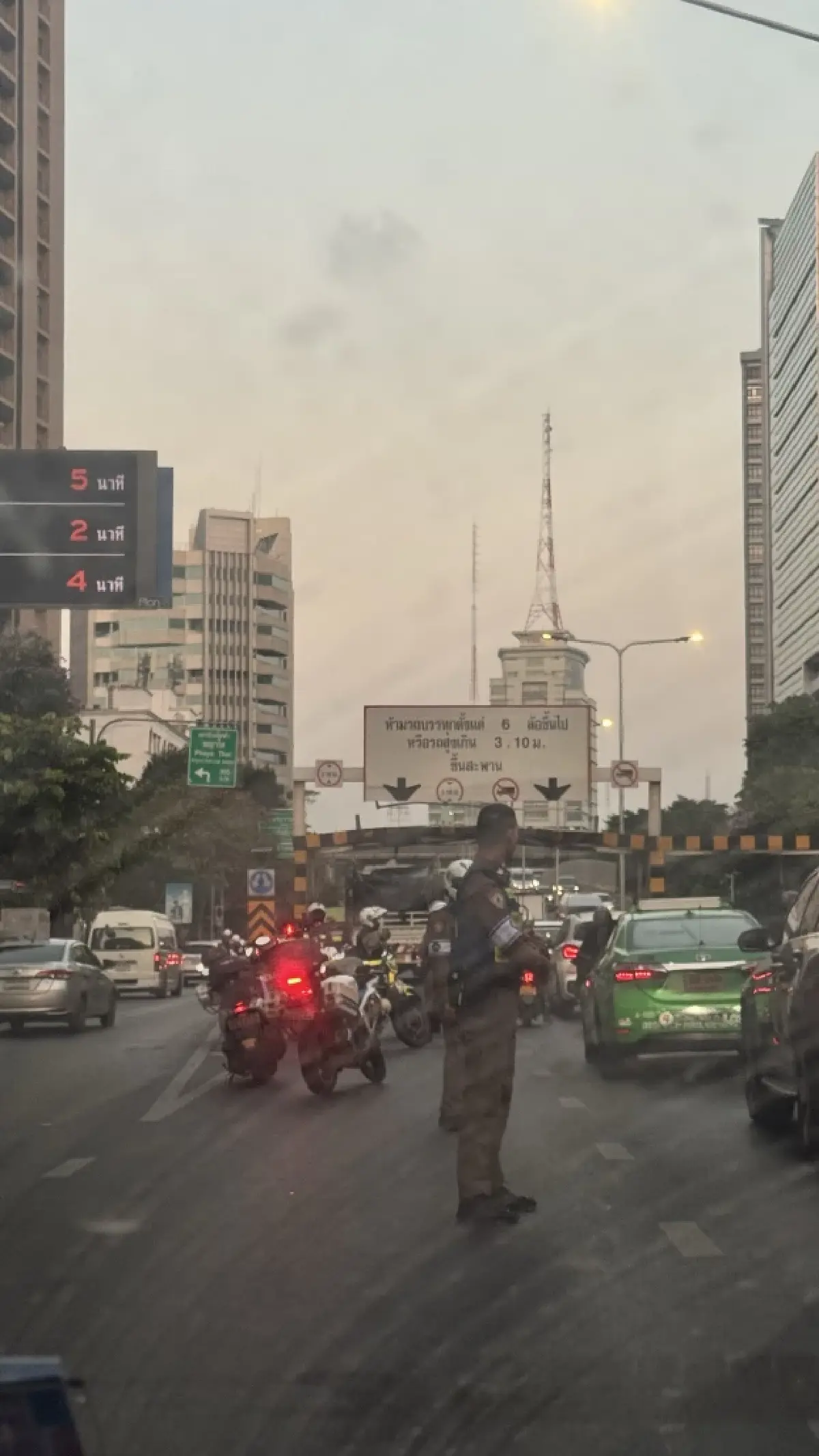 เอาอีกแล้ว รถบรรทุกติดที่กั้นความสูง สะพานข้ามแยกพญาไท รถติดมาก