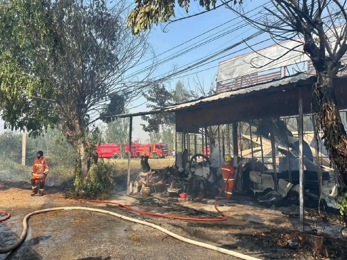 ไฟไหม้โกดังเฟอร์นิเจอร์ ศรีประจันต์ วอด 3 ล้าน ระดมรถน้ำสกัดเพลิง