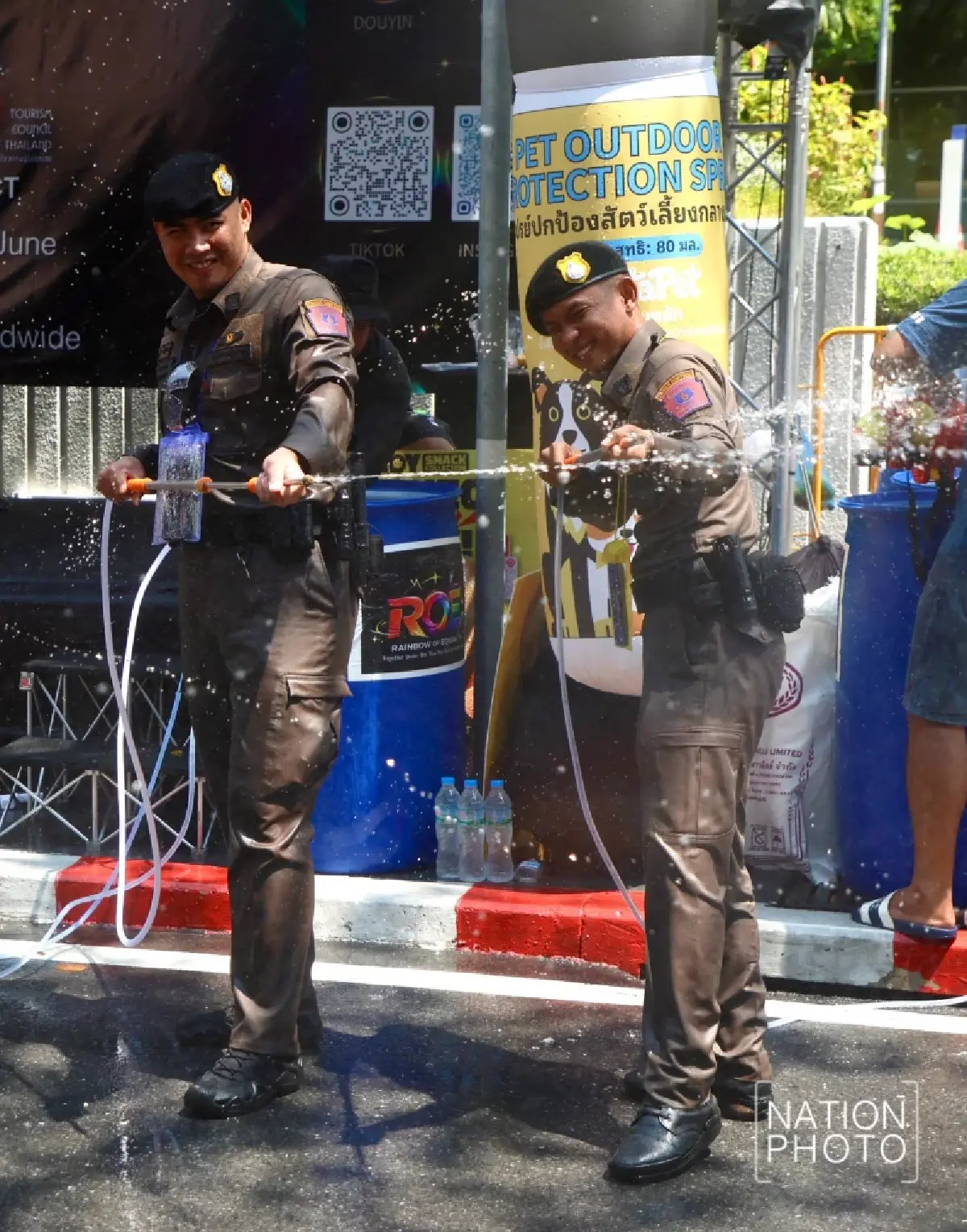 สีลมแตก แห่ห่มสไบเล่นน้ำสงกรานต์ 69 คึกคัก รับขบวน Wet Parade สุดอลังการ