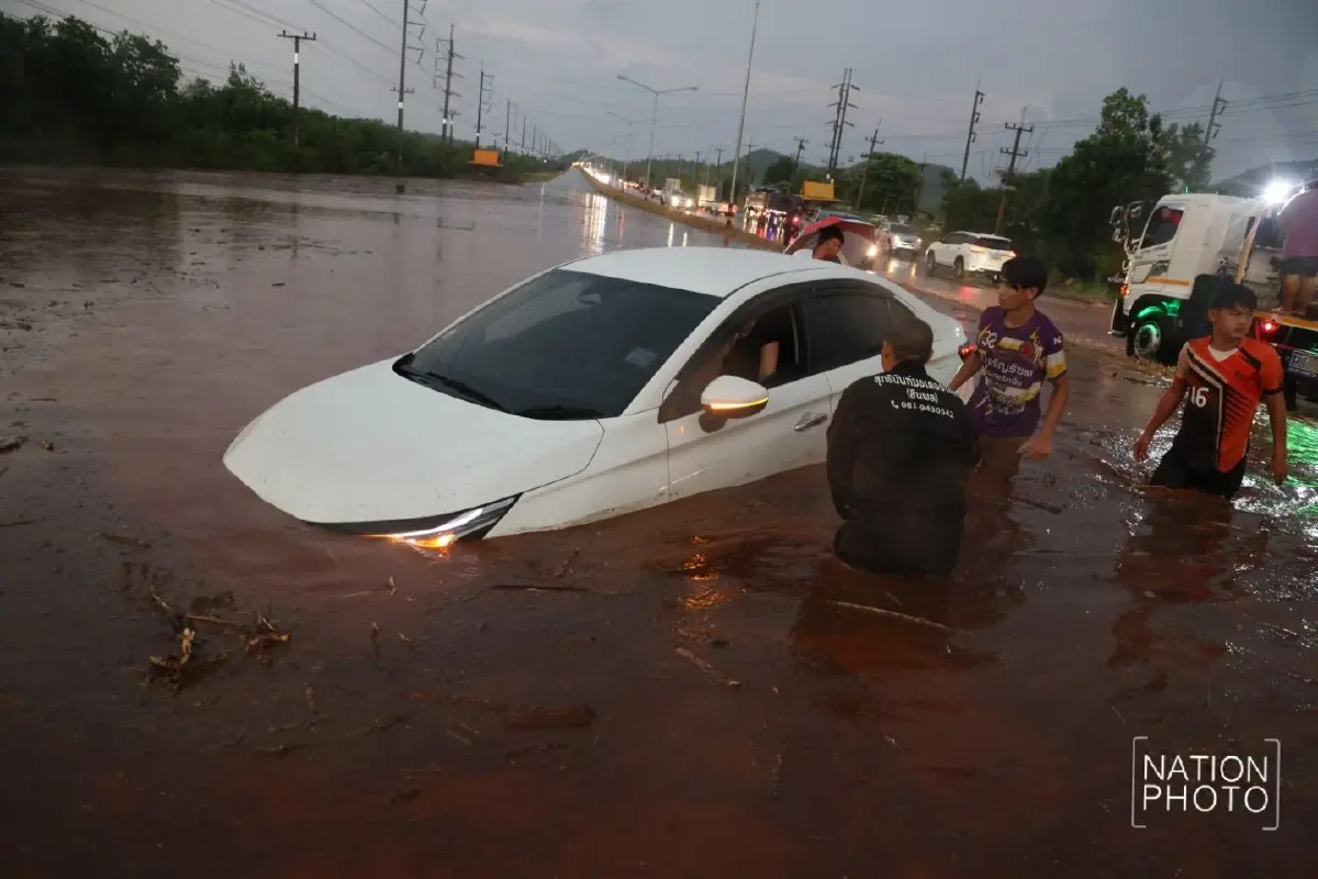 พายุถล่มไทรโยค น้ำป่าทะลักท่วมถนน 323 รถจมกลางกระแสน้ำ จราจรติดขัด