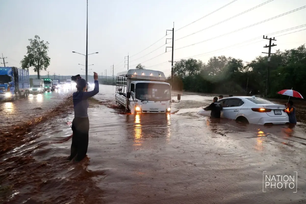 พายุถล่มไทรโยค น้ำป่าทะลักท่วมถนน 323 รถจมกลางกระแสน้ำ จราจรติดขัด