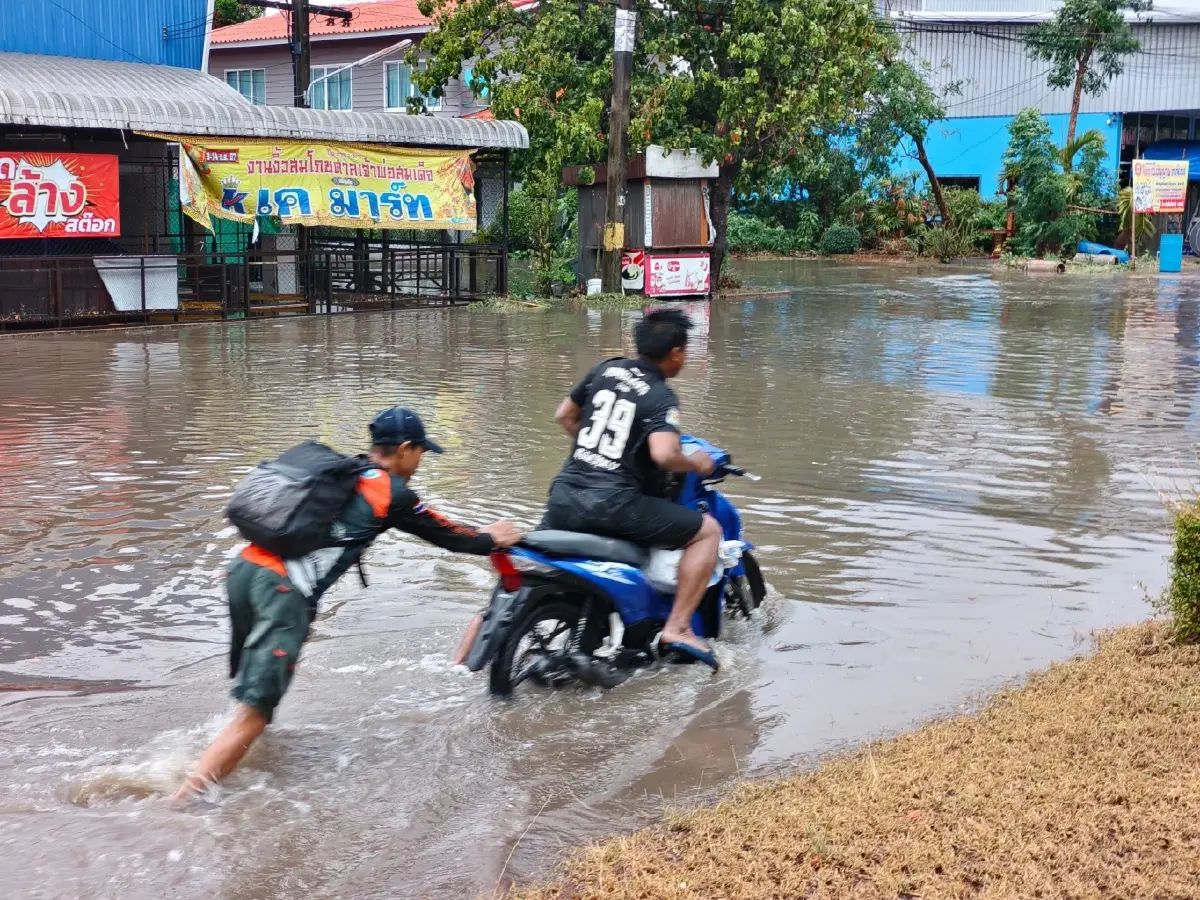 ด่วน! กาฬสินธุ์น้ำท่วมหนักมาก พายุฤดูร้อนถล่ม น้ำสูงเกือบมิดล้อ