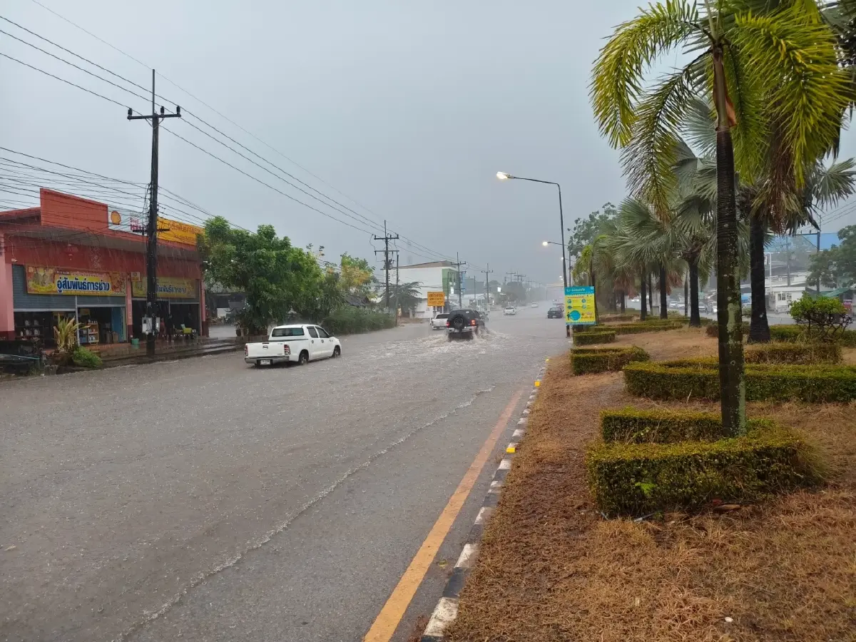 ด่วน! กาฬสินธุ์น้ำท่วมหนักมาก พายุฤดูร้อนถล่ม น้ำสูงเกือบมิดล้อ